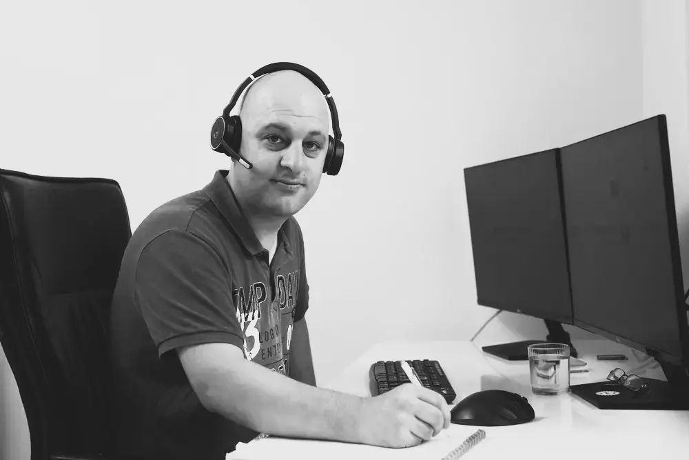 Marco Henninger an seinem IT-Arbeitsplatz in Zürich